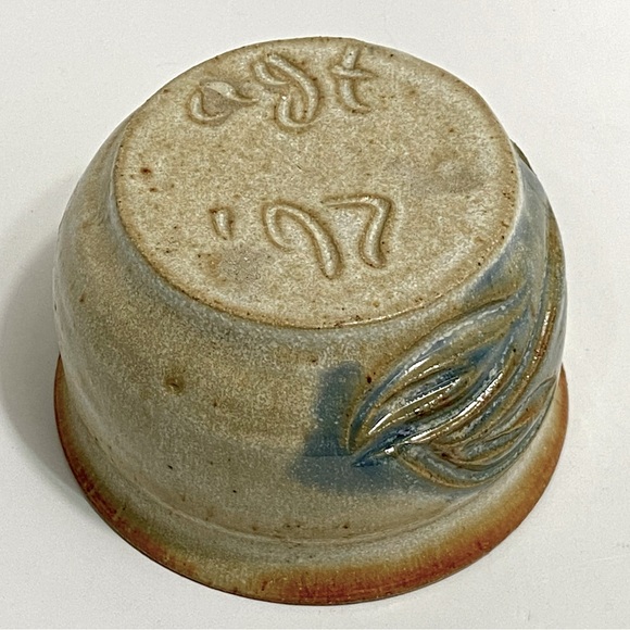 Vintage Rustic Beige Studio Art Pottery Handcarved Blue Flower Patterned Bowl - Picture 8 of 11